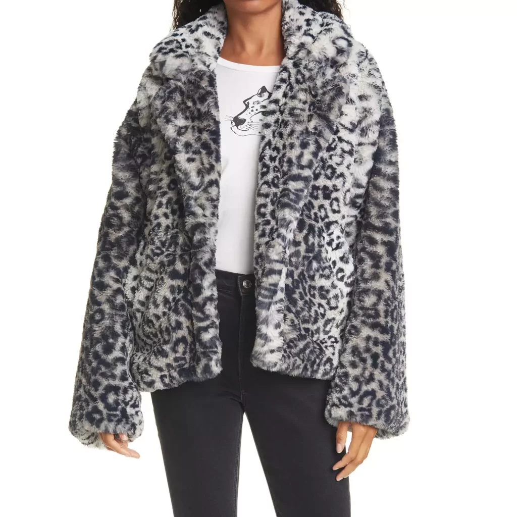 Sarah Jessica Parker ne peut pas arrêter de porter son manteau duveteux à imprimé léopard et maintenant nous en voulons un aussi插图1