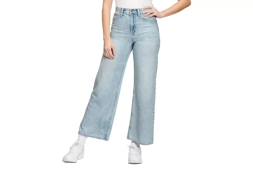 Nous avons trouvé le jean large exact de Jennifer Lopez chez Frame à 30 % de reduction插图2