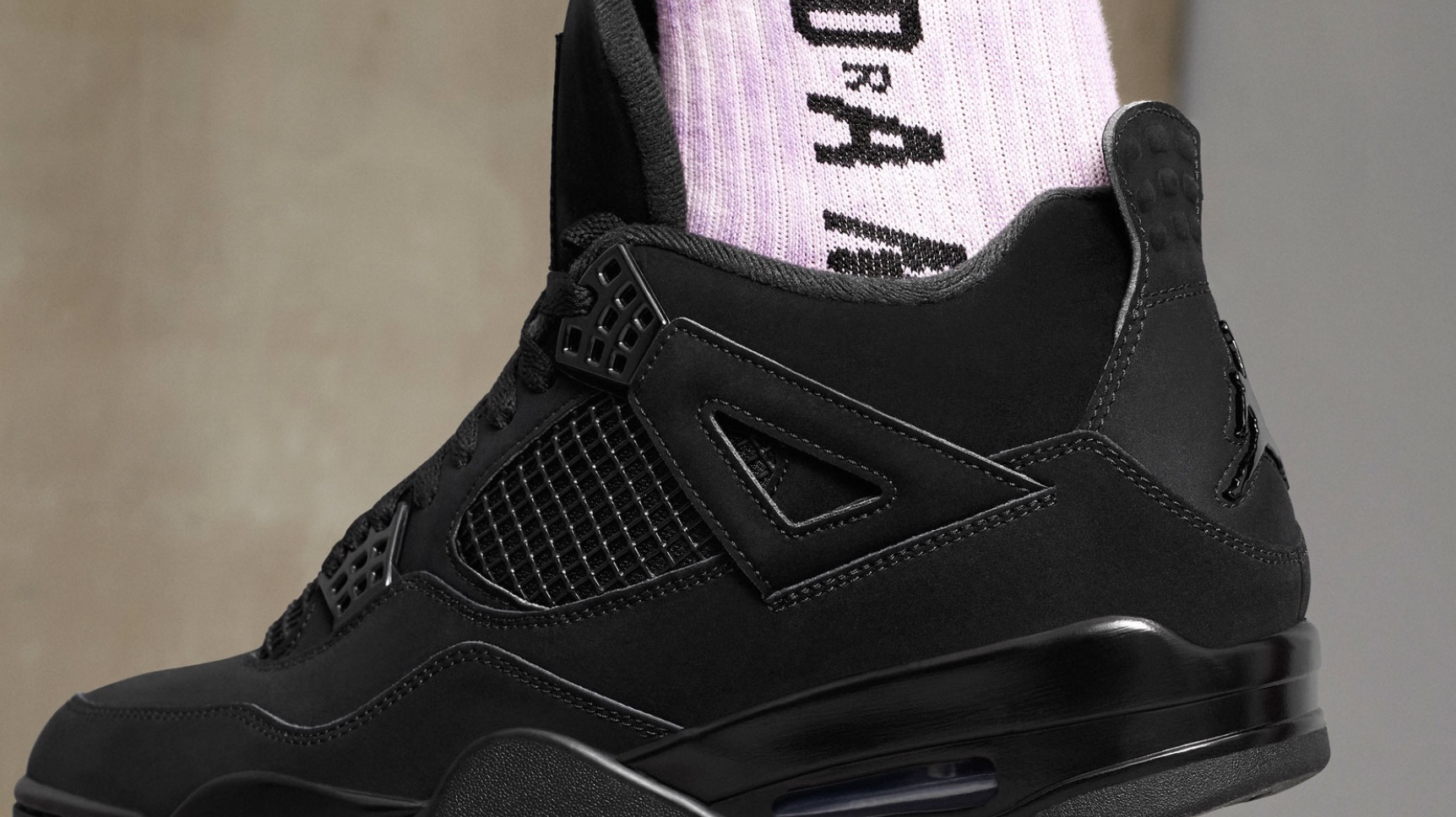 black cat jordan 4